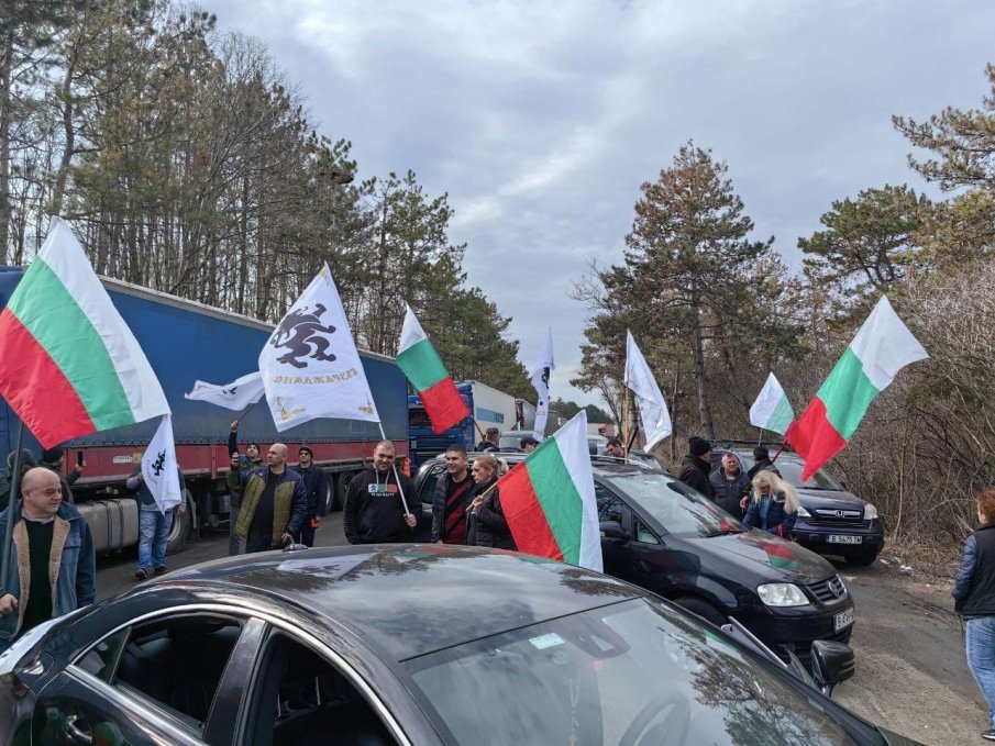 МВР скочи на Възраждане: Блокадите са незаконни