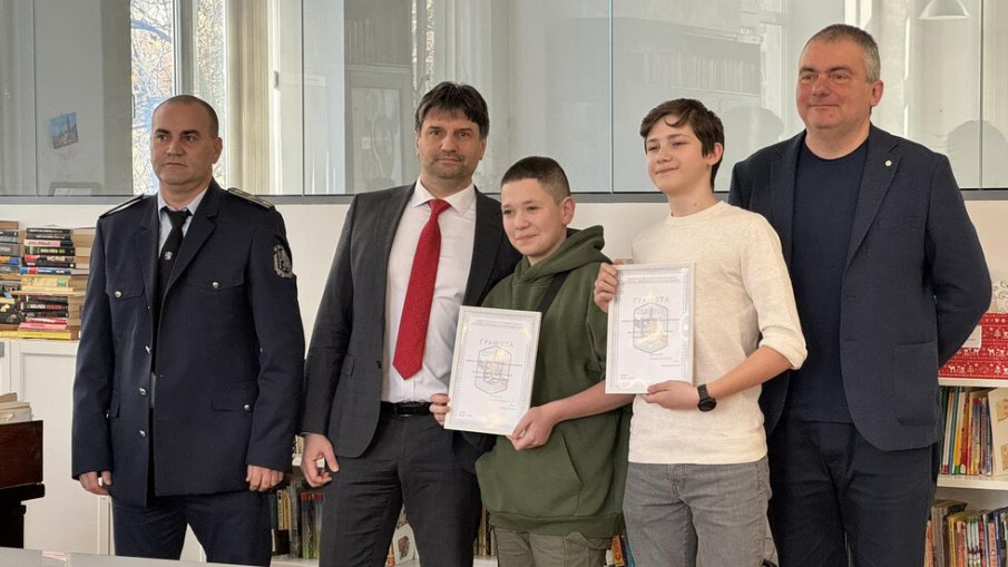 БРАВО, МОМЧЕТА: Седмокласнци в София намериха изгубен портфейл и го предадоха в полицията