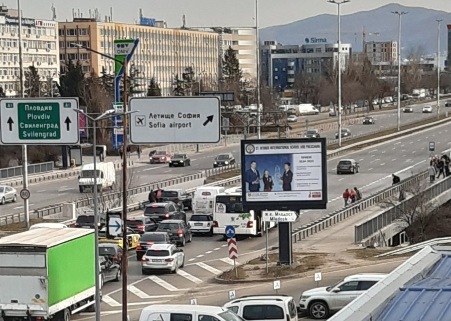 МЕЛЕ В ЧАС ПИК: Катастрофа между коли и автобус на Цариградско шосе