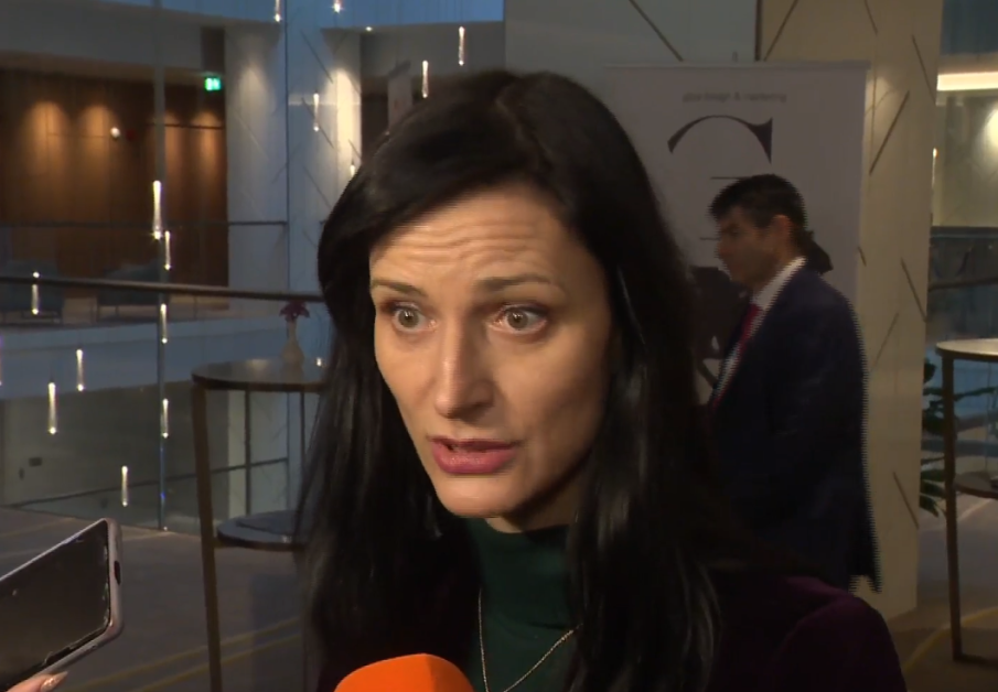 МЪЛЧИ КАТО ПАРТИЗАНКА: Габриел отказа да коментира спора за новия външен министър