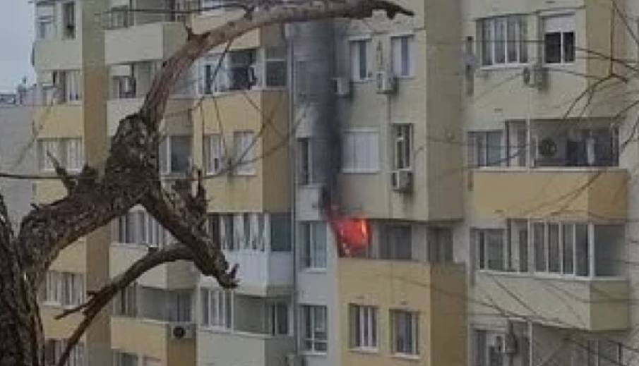 ОТ ПОСЛЕДНИТЕ МИНУТИ: Пламна апартамент в Хасково, евакуират хора от 8-етажната сграда (ОБНОВЕНА)