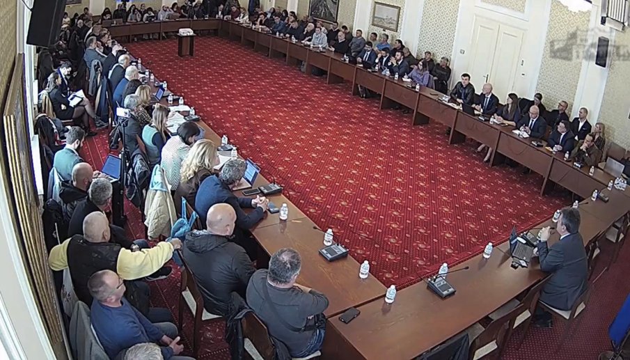 Скандал беляза кръглата маса за ветрогенераторите в Черно море