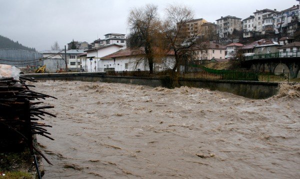 Дъждовете вдигнаха нивата на реки в Родопите