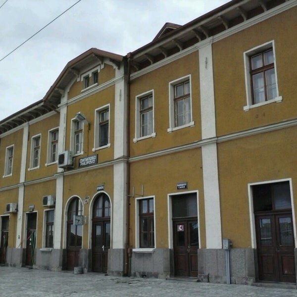 Пиян вилня на гара Филипово, кани се люто на ченгета