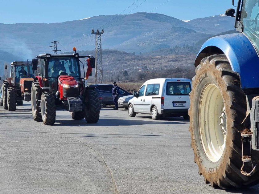 БАРИКАДИ: Гневни на властта земеделци блокираха гранични пунктове и магистрала Тракия“