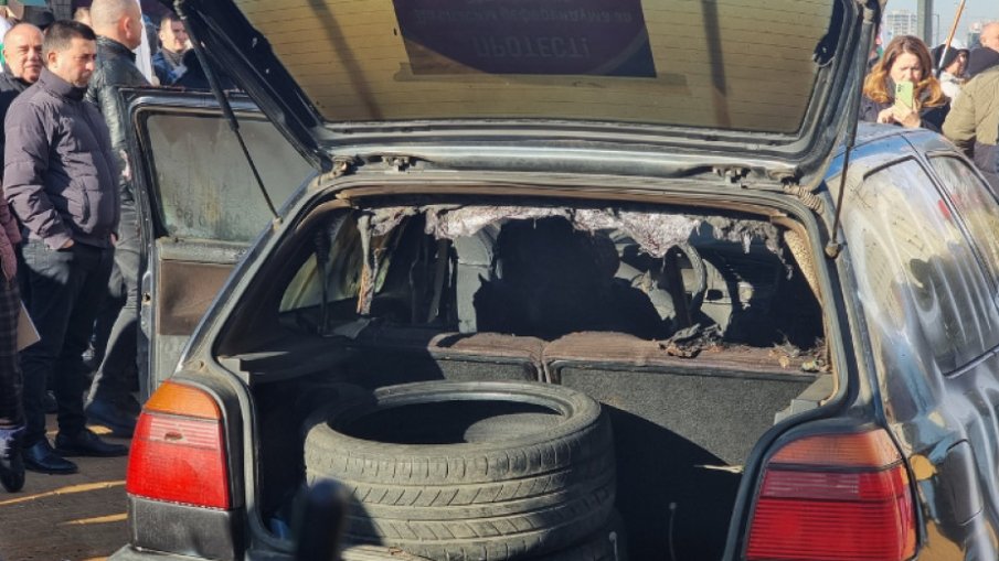 Запалиха кола на протеста пред КС, организиран от Възраждане (СНИМКИ)