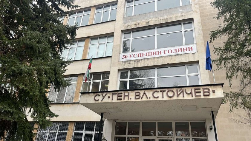 Мъжът, нахлул с брадва в спортното училище, бил част от разярена тълпа роднини, тръгнали да линчуват ученик