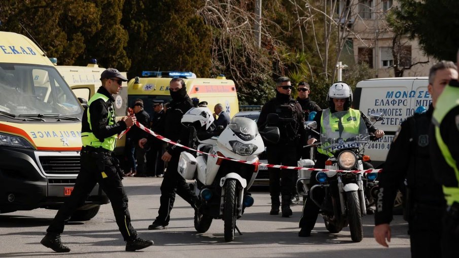 ЗЛОВЕЩО: Четири жертви при стрелбата в Атина, нападателят е мъртъв
