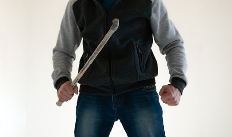 Мъж преби непълнолетната си дъщеря с дървена пръчка 