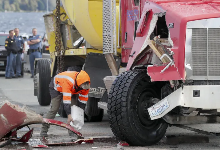 Български тир блъсна челно бетоновоз в Одрин, има пострадали