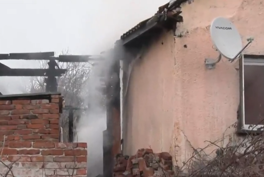 Пожар остави без дом две жени и дете в Хасково