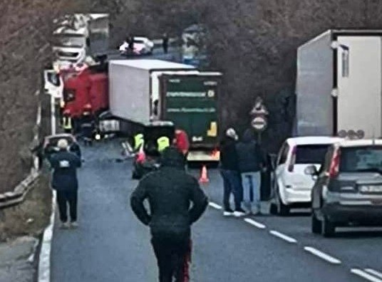 Катастрофа с камиони затвори международния път Е-79