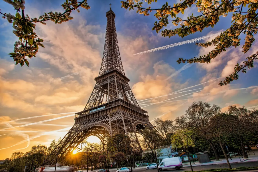 Айфеловата кула затваря за посетители