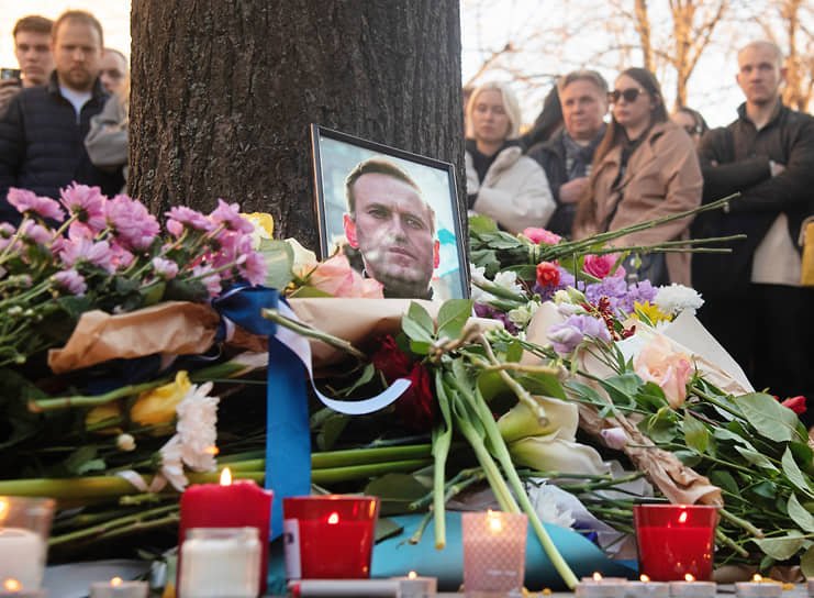 Светът скърби за Навални, над 100 души са арестувани в Москва
