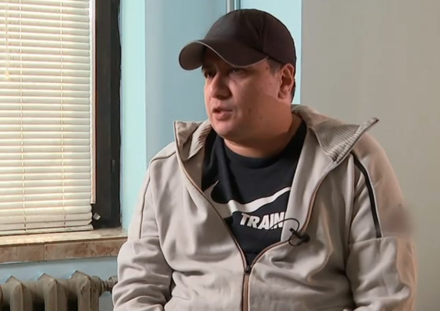 БАЩИНА ЛЮБОВ: Затворник чете приказки по телефона на децата си всяка вечер