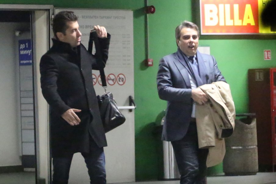 МЪЛНИЯ В ПИК: Заговор срещу Кирил Петков. Асен Василев и Пеевски му взимат главата