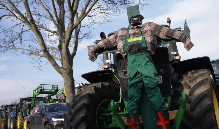 Стотици фермери влязоха с тракторите си в Прага