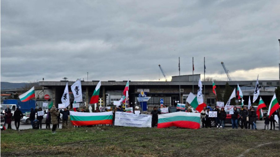 Активисти на Възраждане блокираха подхода към пристанище Варна - Запад