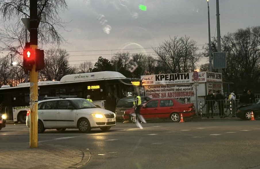 След като се вряза в три коли и будка в София: Какво е състоянието на шофьора на автобус 20