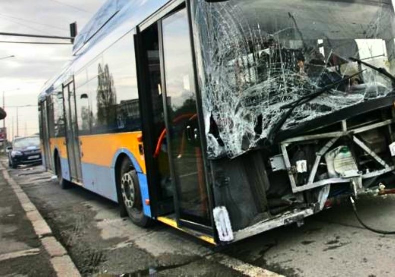Катастрофа между тролейбус и такси в София, пострадали са две жени