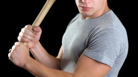 Перничанин извади винкела, потроши вход на блок