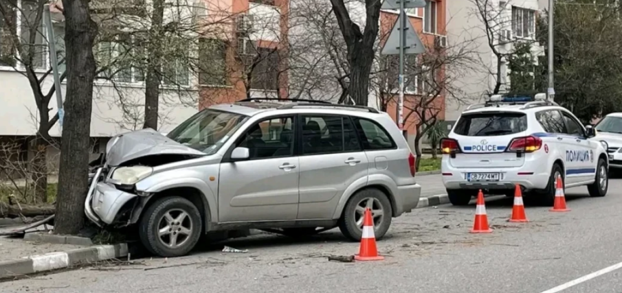 Джип се разби в дърво в центъра на Асеновград