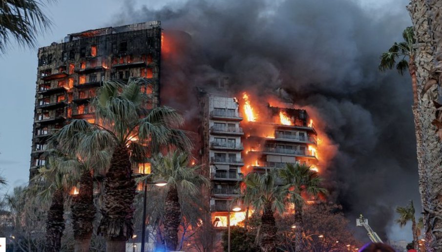 Пожар бушува във висока жилищна сграда във Валенсия, има пострадали (ВИДЕО)