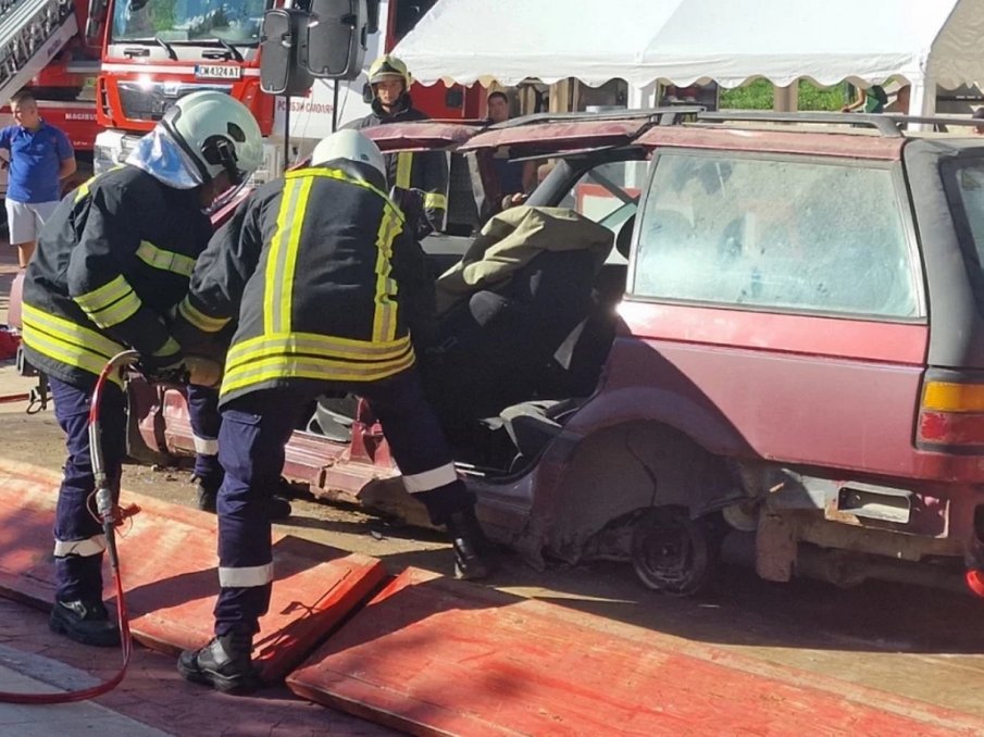 ТЕЖЪК УДАР: Катастрофа с такси в Пловдив - режат ламарини, за да извадят шофьор и клиентка (СНИМКА)