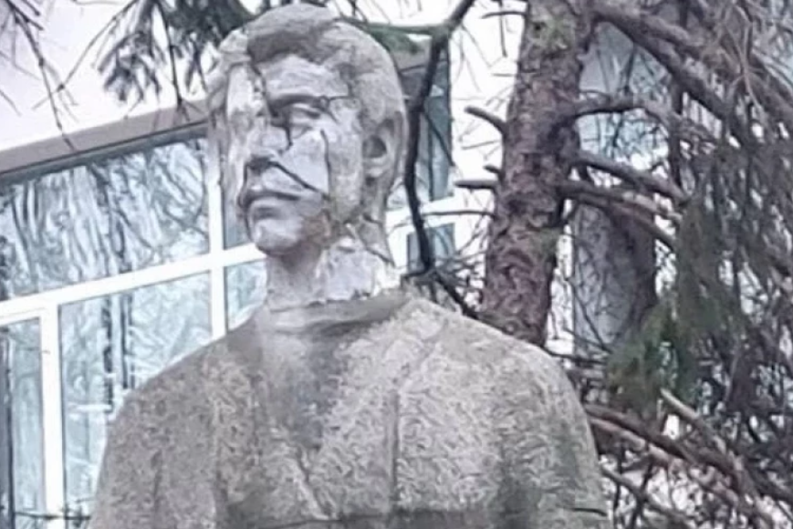 Разпада се паметникът на Левски в пловдивското спортно училище