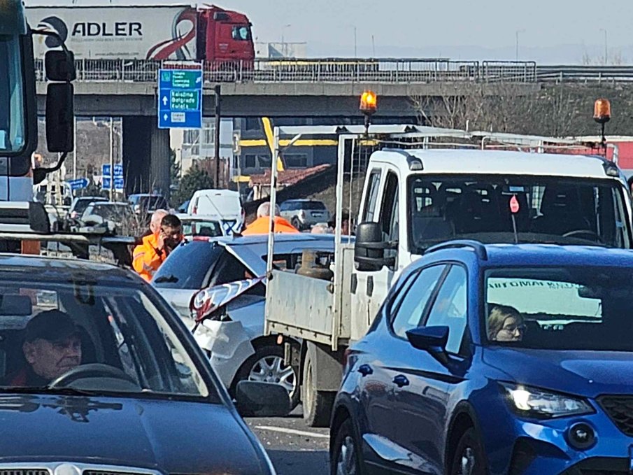 Катастрофа блокира трафика по пътя Стара Загора-Димитровград, има пострадал
