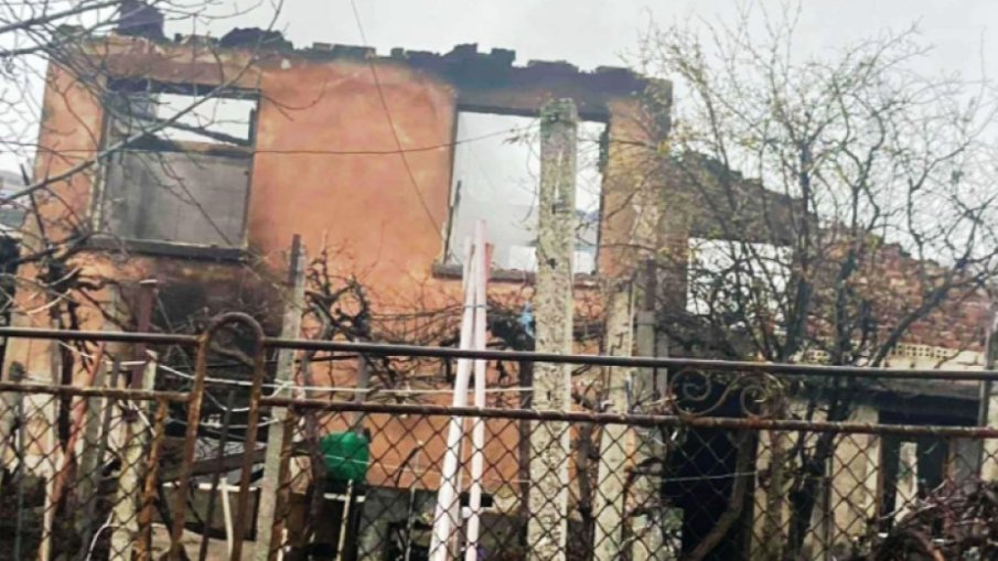 ПОДАДЕНА РЪКА: Пожар остави без дом мъж в Брестовица, селото и Община Родопи помагат