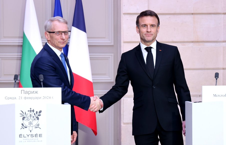 Макрон потупа Денков по рамото за помощта за Украйна