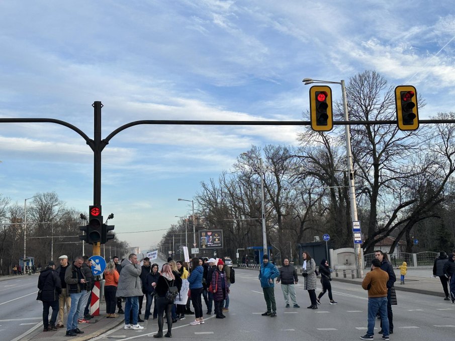 ПЪРВО В ПИК! Протестиращи блокираха бул. Сливница заради кмета на Спаси София, който не ходи на работа (СНИМКИ)