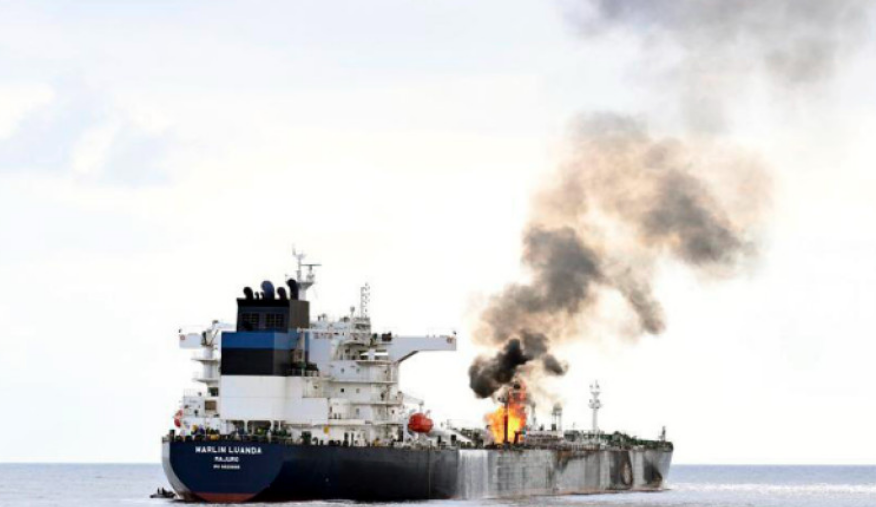 Пожар на борда на кораб след предполагаема атака на хутите