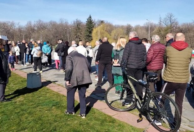 Опашка за фиданки се изви на Братската могила в Пловдив