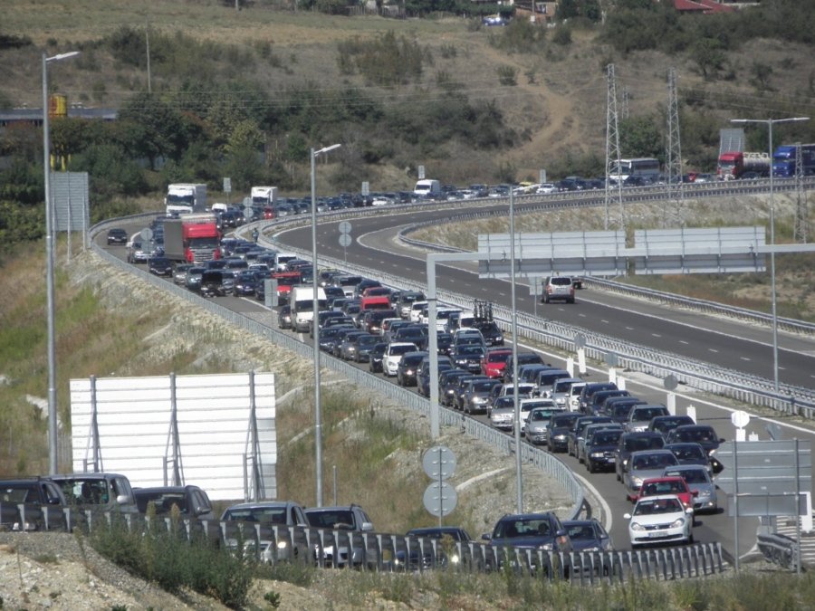 Натоварен трафик към Гърция в първия от трите почивни дни
