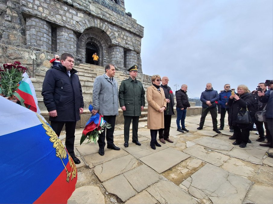 Митрофанова се качи на Шипка, поднесе цветя и заяви: Навални сам си избра тази съдба