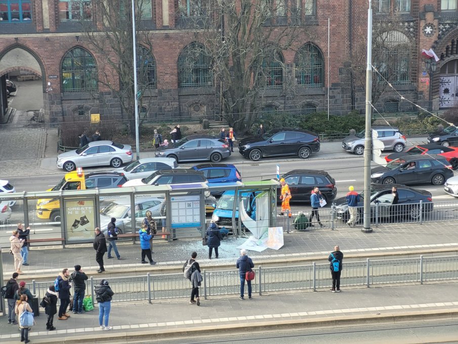 ТЕЖЪК ИНЦИДЕНТ: Кола се вряза в трамвайна спирка в Полша, 19 души са ранени (ВИДЕО)