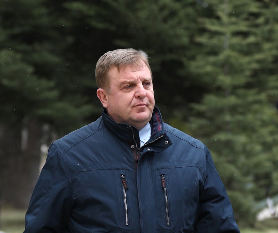 Красимир Каракачанов: Управлението на сглобката води до изпразнени военни складове и намалена боеспособност