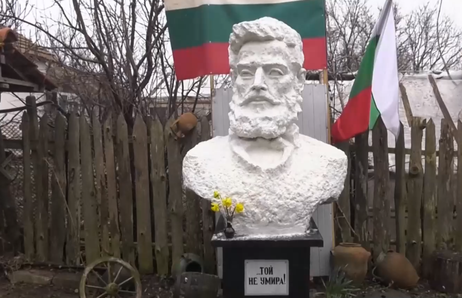 Семейство вдигна паметник на Ботев в двора на къщата си