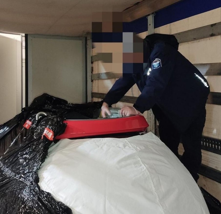 Заловиха 74 килограма екстази в камион на „Дунав мост“ при Русе