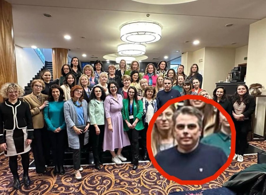 САМО В ПИК! Голям екшън в ПП: Асен Василев побеснял след подигравките, че е дама - ето какво се случи със СНИМКАТА на Тя Промяната