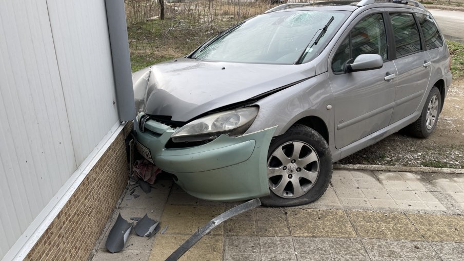 Шофьор заби колата си в заведение в Горна Оряховица и избяга