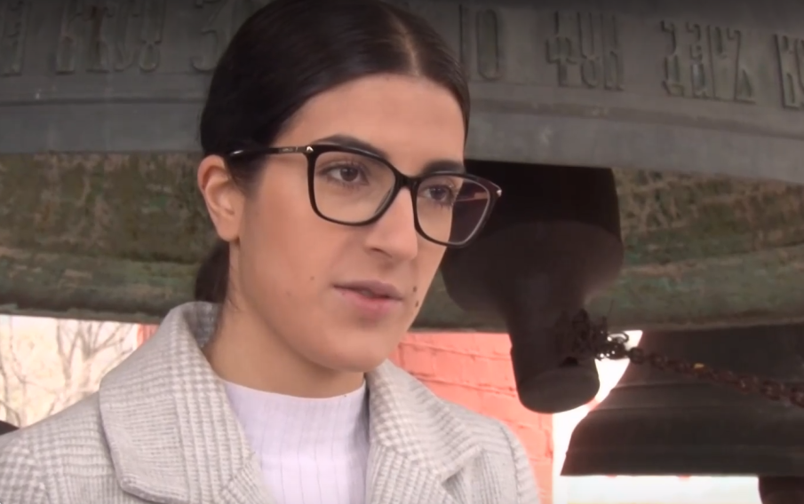 ЗА ПРЪВ ПЪТ: 22-годишно момиче бие камбаните на храм-паметника под връх Шипка