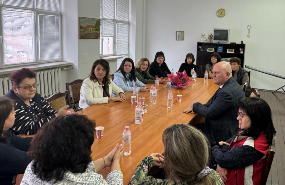Образователният министър посети училището в Оряхово, в което учителка бе записана как обижда децата