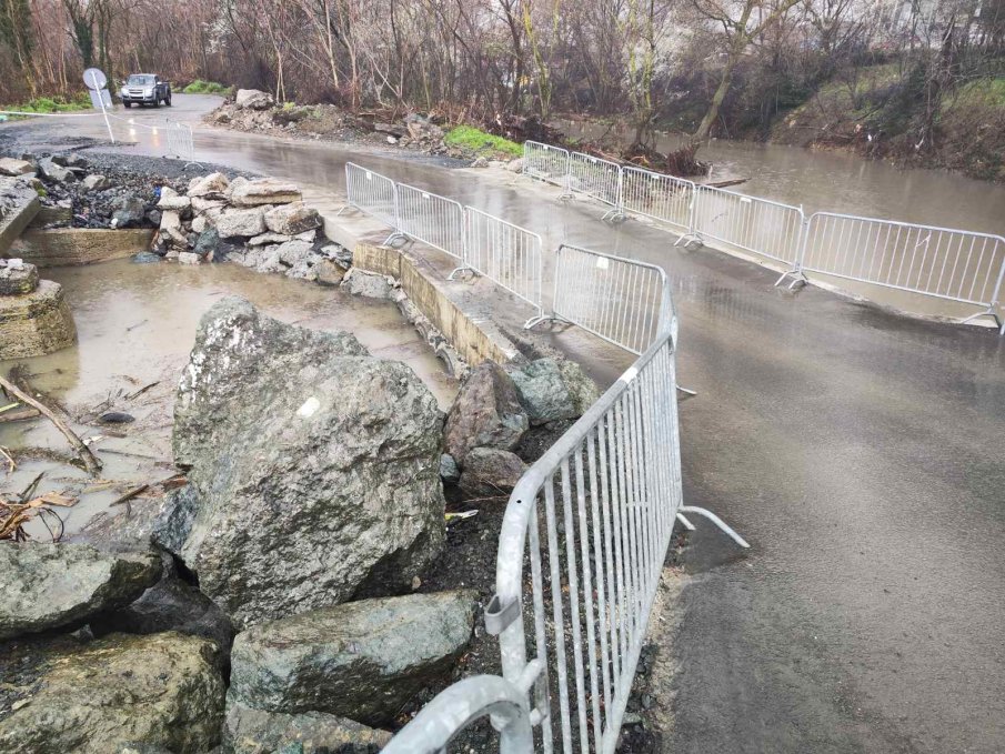 ЗАРАДИ ВАЛЕЖИТЕ: Затвориха моста за Василико в Царево, река Черна покачи нивото си