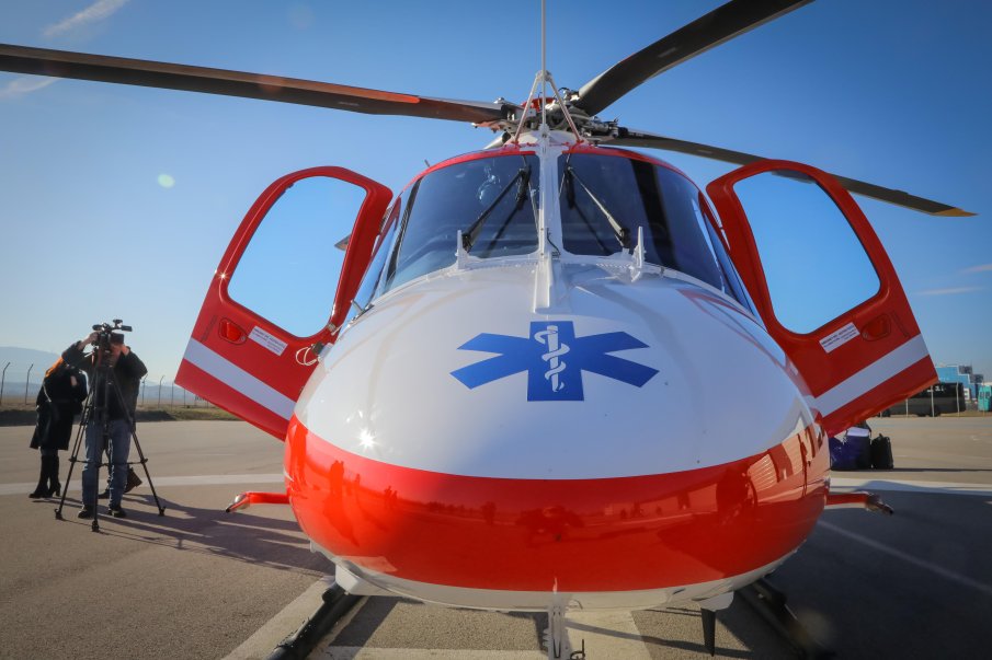 БЕЗОБРАЗИЕ: Първият медицински хеликоптер у нас - доставен без черна кутия и с незатваряща се врата