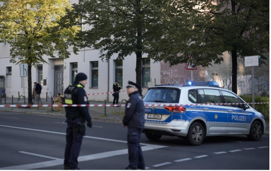 Въоръжен мъж е арестуван в училище край Берлин