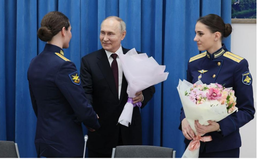 Путин за 8 март: В Русия семейството, неговите интереси и нужди са в центъра на вниманието и абсолютен приоритет