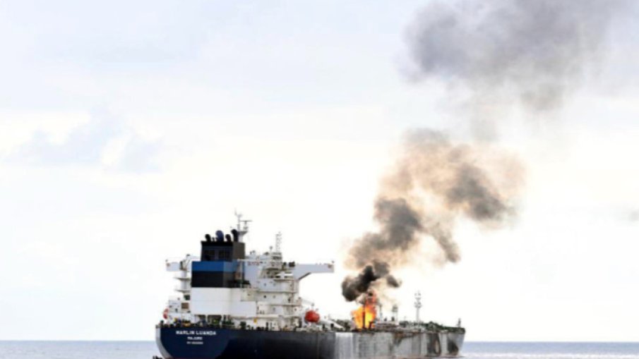 Трима са загинали след нападението на търговски кораб в Аденския залив